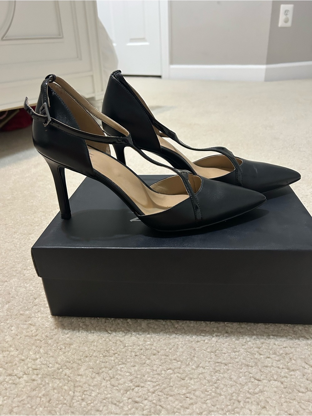 Black Women's Pointed-Toe Strappy Pumps - Classic Evening Heel